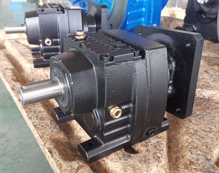 R37系列減速機的實物照片，輸入配伺服電機