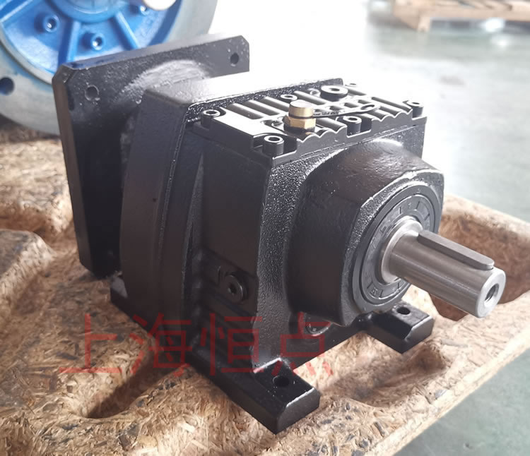 R37系列減速機的實物照片，輸入配伺服電機