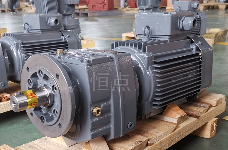 RF47系列減速機配直聯電機，立式安裝 輸出法蘭+軸 實物圖