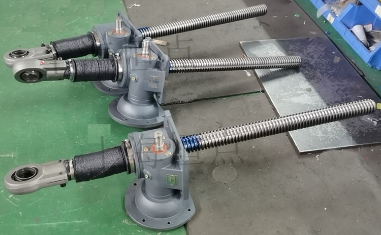 SWLD10升降機配關節軸承，配軟防護罩的實物圖